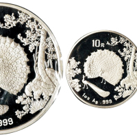 1993年孔雀开屏一盎司金、银币各一枚；五盎司银币一枚，直径分别为：32毫米、40毫米、70毫米，成色均为：99.9%，面值分别为：100元、10元、50元，发行量分别为：1200枚、7000枚和88
