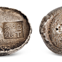 清代四川“青神县 地丁纹银”十两圆锭一枚，重量:359.0克，青神县地处成都平原西南边缘，属眉山市管辖，此枚原味包浆，保存完美，少见