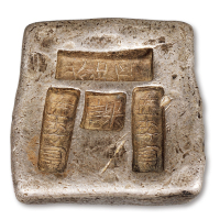 清代云南“太和县 匠李富 课”十两大槽锭一枚，重量：376.9克，太和县即今大理市，此县名大槽课锭极少见，戳记清晰，原包浆，底部打十字形验银槽