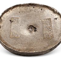 清代四川“犍为县”双戳十两圆锭一枚，重量：353.8克，气孔亮丽，品相难得