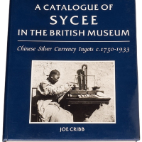《大英博物馆所藏中国元宝目录》（英文）一册，克力布（Joe Cribb）著，1992年伦敦大英博物馆出版，内文440页，图片71页、照片10页。作者服务于大英博物馆，是英国之远东货币权威，本书收录17