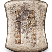 清代广东“道光二十五年 粤海关”十两砝码锭一枚，重量：366.8克，底部打零星钱庄过手小戳，粤海关为清代广东地区常关，道光年份戳记清晰、品相完好者不多见