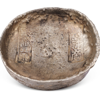 清代四川“裕丰永 仁计商”十两圆锭一枚，重量：364.7克，“仁计商”即清代四川专门经营盐业的盐商之一，品相颇佳