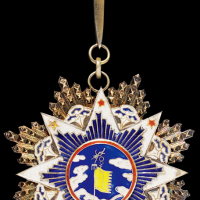 民国时期国民政府四等云麾勋章特种领绶一枚，背“印铸局”，极美品