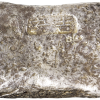 清代江西“吉安”十两砝码银锭一枚，重量：360.2克，这是咸丰以前江西中部吉安地区的地方存留银，锭身较低，符合咸丰以前银锭的形制，江西砝码锭非常罕见，所见有“赣关衡聚”、“东乡县匠王富”和“吉安”等，