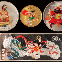 2002年中国民间神话故事彩色金银纪念币（第二组）大全套，其中包括“神农尝百草”、“钟馗驱鬼”1盎司银币各一枚；“哪吒闹海”5盎司银币一枚；“夸父追日”1/2盎司金币一枚，共计四枚，均为精制，面值分别