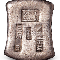 清代广西“道光二十六年 三月 日 苍梧县 江永泰”十两砝码锭一枚，重量：385.1克，苍梧县地名锭少见，品相尤佳苍梧县位于广西东部，浔桂两江汇合地，环抱桂东中心城市梧州市，“瑶连五岭，总纳三江”，素有