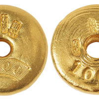 香港“新昌”金铺“十足金”、“南或”金铺“足金”一两庄金锭各一枚，重量：37.52克、 37.45克，均保存完好