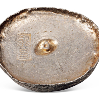 清代云南“永昌”十两商锭一枚，重量：374.1克，银质洁白，通体无伤，品相完美