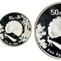 1993年孔雀开屏一盎司金、银币各一枚；五盎司银币一枚，直径分别为：32毫米、40毫米、70毫米，成色均为：99.9%，面值分别为：100元、10元、50元，发行量分别为：1200枚、7000枚和88