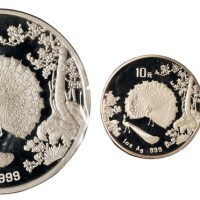 1993年孔雀开屏一盎司金、银币各一枚；五盎司银币一枚