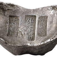 清末“华俄银行 库平二两 十足色”三戳小锭一枚，重量：74.6克，此锭由沙俄在旧中国设立的金融机构—华俄道胜银行铸造，所见有二两、壹两及五钱小锭，均存世甚少，此枚造型乖巧，戳记清晰，品相完美，具有较高
