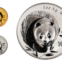 2003年熊猫纪念币一套三枚，其中包括面值10元，重量1盎司银币一枚；面值50元，重量1/20盎司铂币一枚；面值20元，重量1/20盎司金币一枚，金币、银币成色均为99.9%，铂币成色99.95%，包