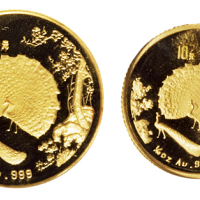 1993年孔雀开屏1/4盎司、1/10盎司普制金币各一枚，成色99.9％，面值分别为25元、10元，铸造发行量分别为10000枚、45000枚，海外装桢发行，均附证书