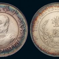 1912年黎元洪像无帽开国纪念壹圆银币一枚，环彩包浆，银光极好，完全未使用品