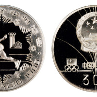 1980年第十三届冬奥会纪念银币一枚，精制，面值30元，重量15克，成色85%，发行量5000枚，附原盒及证书