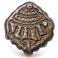 清代八宝银锭一枚，重量:35.2克，最早见有背刻“雍正”二字的此类银锭，应是雍正朝之后历代朝廷于节日庆典之时，赏赐给藏教喇嘛的赏赐银，正面铸有法螺图案，寓意吉祥（参见《中国历代货币大系》89页），此枚