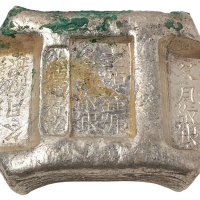 云南“李源鑫号 冬月纹银”五两牌坊锭一枚，单梁“公估童看讫”，重量：181.3克，原光，冬月记月牌坊锭少见，完全未使用品相十分难得