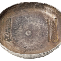 清代四川“厘金局 厘金局”双戳十两圆锭一枚，重量：359.4克，原包浆，戳记清晰，品相颇佳
