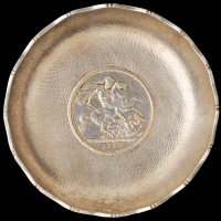 1887年镶英国马剑壹圆银币银盘一只，香港银楼制做，葵口边，直径：95毫米，保存完美