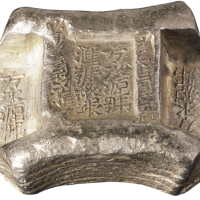 清代云南“方水源号 汇号纹银”牌坊锭一枚，双梁“官公估周陈看”，重量：174.7克，品相全美