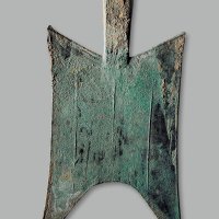 无文大型耸肩肩足空首布