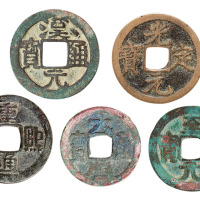 西夏“光定元宝”、辽“重熙通宝”、北宋“至和元宝”、五代十国“汉元通宝”、“大唐通宝”各一枚