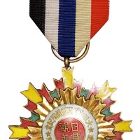 民国时期伪华北涿房五六七区商民赠“大日本皇军警备队纪念日华亲善”银质纪念章一枚