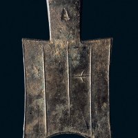 “七”大型平肩弧裆空首布