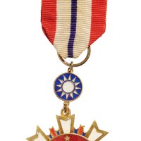 民国三十四年（1945年）蒋介石像八年抗战纪念胜利纪念章二枚均为府厂铸