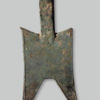 无文小型耸肩尖足空首布