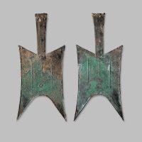 ”O├”大型耸肩尖足空首布
