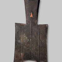“八”大型平肩弧裆空首布