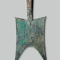 无文六棱銎大型耸肩尖足空首布