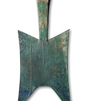 无文大型耸肩尖足空首布