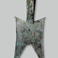 无文小型耸肩尖足空首布