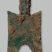 小型无文耸肩空首布