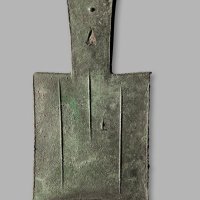 “上”大型平肩弧裆空首布