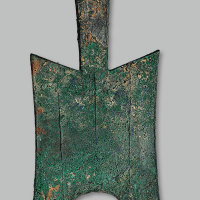 大型耸肩尖足无文空首布