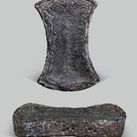 南宋“贡银二百两八铤每铤二十五两咸淳二年□府”、“参军李岭从事罗刚”二十五两银锭
