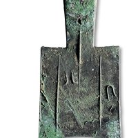 “非”大型平肩弧裆空首布