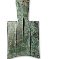 “己”大型平肩弧裆空首布