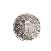 民国三十八年（1949年）新疆省造币厂铸壹圆银币二枚