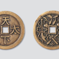 天下太平背桃园三结义手雕大钱