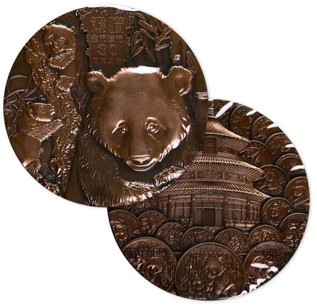 2012年中国熊猫金币发行30周年纪念大铜章，海外版，原盒装，附证书NO.Z0293。直径90mm，发行量300枚。正面为憨厚、活泼、可爱的熊猫和茂盛的竹林，背面为三十年来发行的熊猫金银币围绕着天坛。