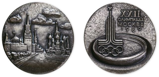 1980年35克莫斯科奥运会纪念银章，原塑封、附证书。直径40mm，成色99.9%，发行量100枚。