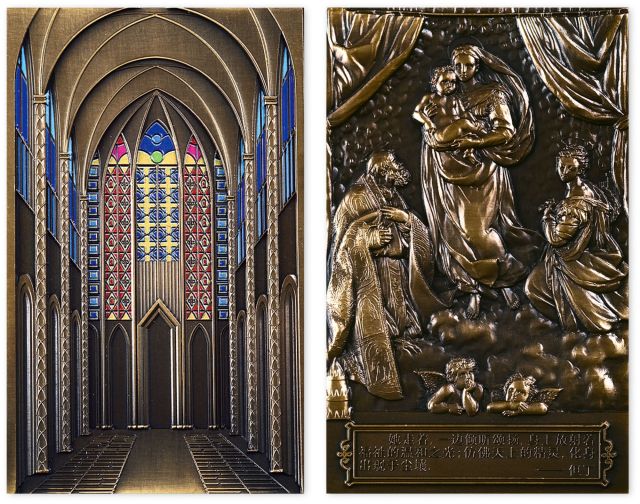 2012年世界名画系列之西斯廷圣母大铜章，原盒装、附证书NO.1028。尺寸120mm*75mm，发行量2000枚。正面是意大利杰出画家拉斐尔作品《西斯廷圣母》，背面是西斯廷教堂内景。上海造币厂铸造。