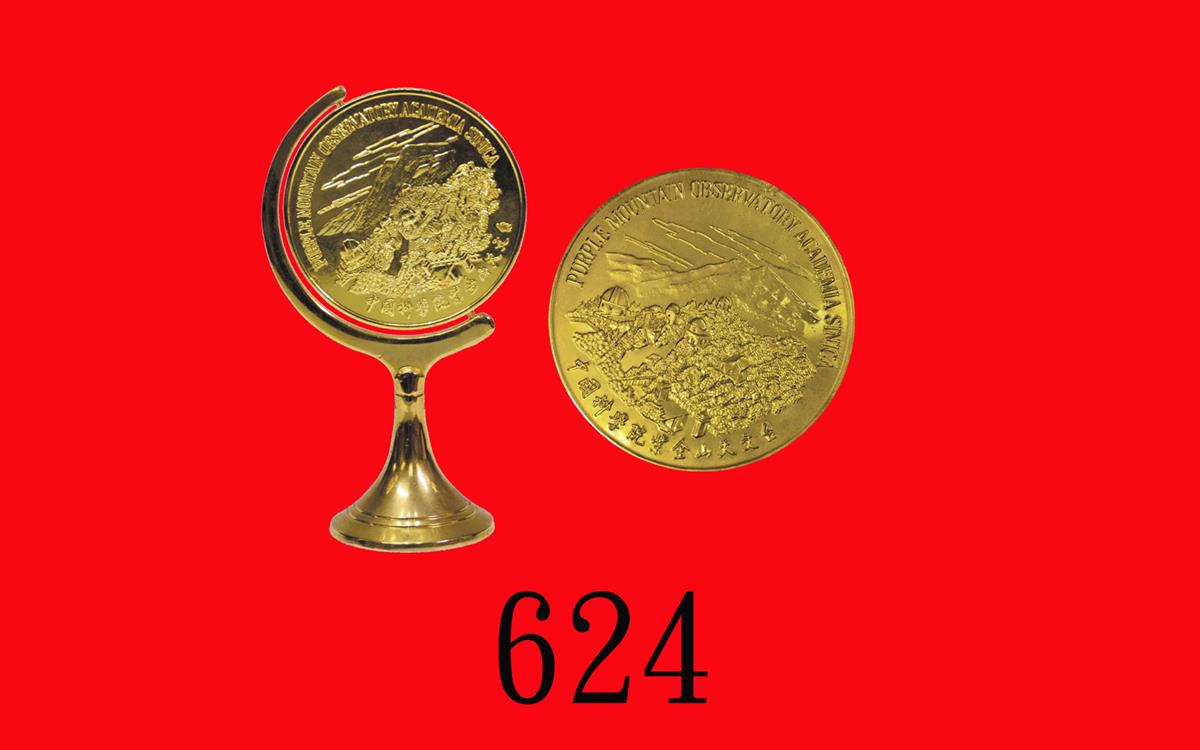 纪念刘少奇同志(1898-1969)诞辰镀金币及企座Gold plated coin & stand in commemoration of Comrade Liu Shaoqi (1898-1969