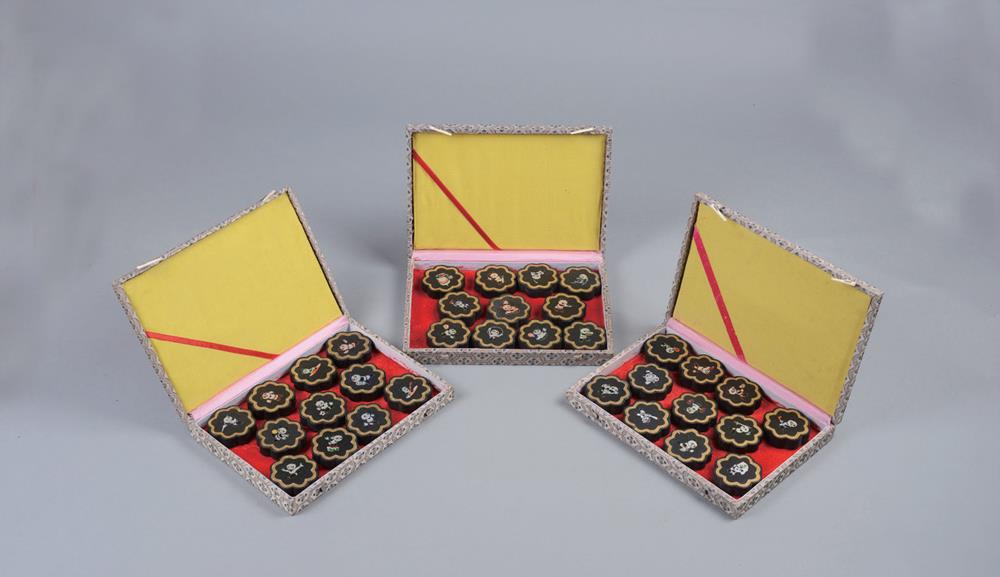 1990年老胡开文制“北京第十一届亚运会”特制纪念“泥金彩绘熊猫”墨一组3盒36件全(附锦盒),直径:6.1cm。北京亚运会是中国首次承办的规模最大的国际综合运动会。此组以吉祥物——熊猫“盼盼”为原型