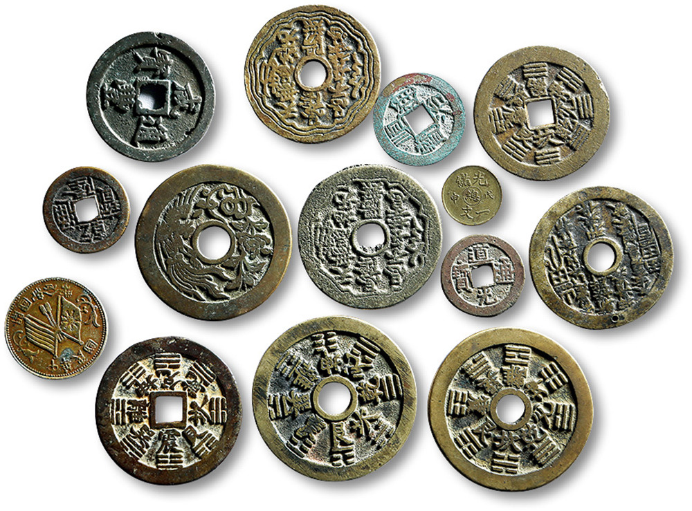 杂钱一组共十四枚，内含：“顺治通宝”背“福·一厘”、“乾隆通宝”宝陕局小平钱、“道光通宝”宝源局小平钱、“咸丰通宝”宝福一十、“山鬼”背“八卦”花钱四枚、“龙”背“凤”花钱、“诸神回避”道教花钱二枚、